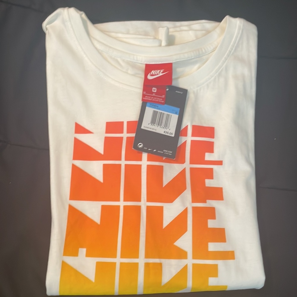 Nike T-shirt size medium women’s
